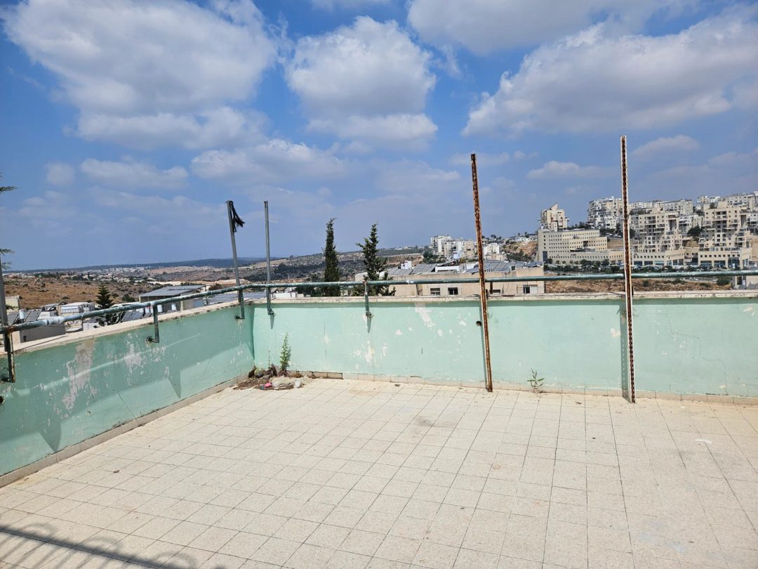 במדרוגים באור החיים, עם כניסה פרטית, דירה נדירה!!!