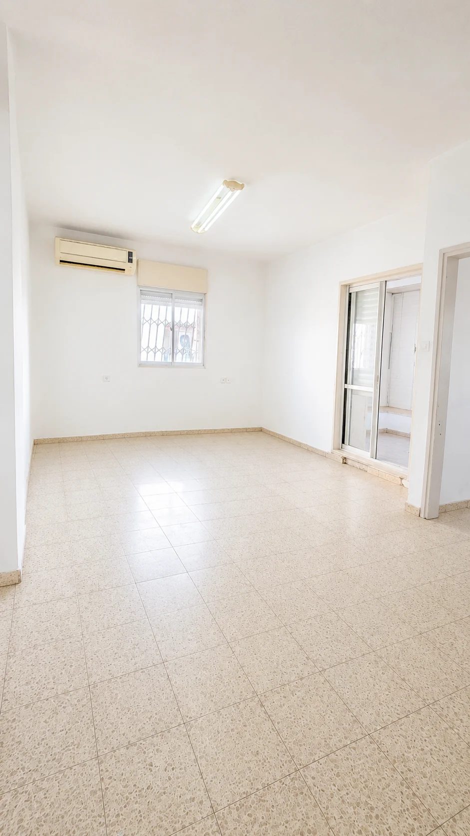דירת 4 חד', בבניין קטן, 8 דיירים, 3 כיווני אוויר, מרפסת יפה מהסלון, כניסה מיידית